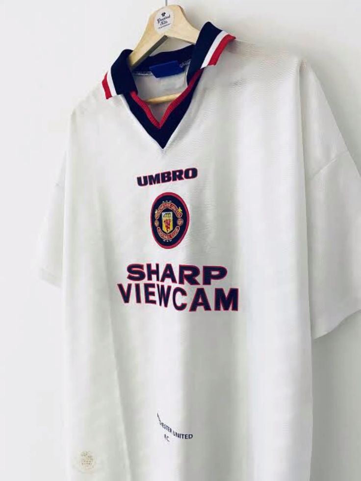 Camiseta Man.Utd 1996/97 – Visitante SCHOLES 18
Marca: Umbro | Patrocinador: Sharp Viewcam