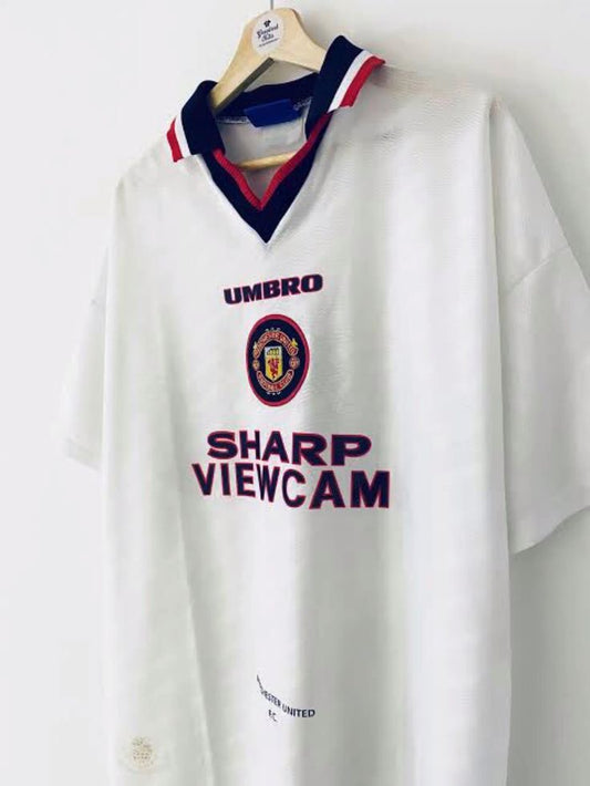 Camiseta Man.Utd 1996/97 – Visitante SCHOLES 18
Marca: Umbro | Patrocinador: Sharp Viewcam
